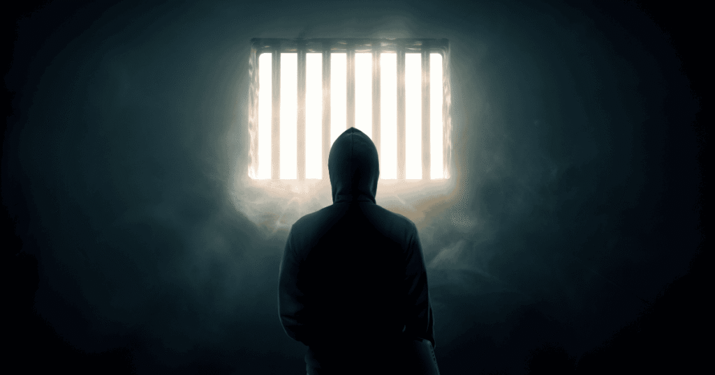 Figura de segurança online para evitar vazamentos de dados na deep web, com um indivíduo simbolizando a ameaça digital.