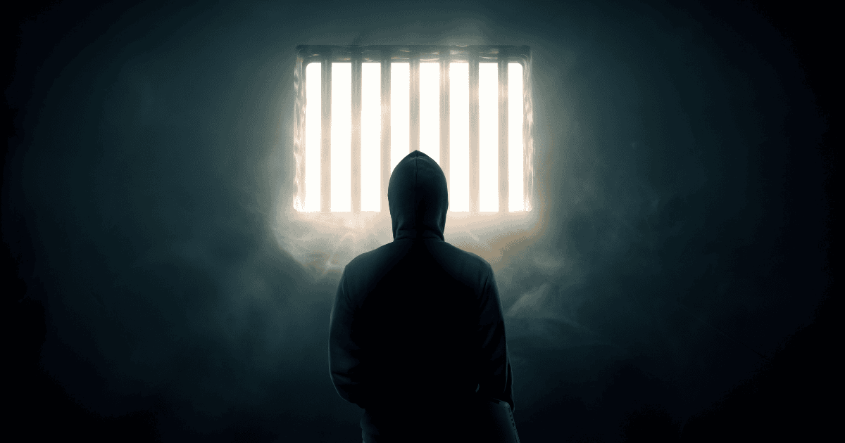 Figura de segurança online para evitar vazamentos de dados na deep web, com um indivíduo simbolizando a ameaça digital.